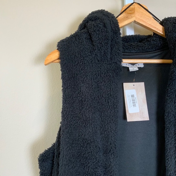 FAVLUX Fuzzy Sherpa Open Hooded Vest - Picture 4 of 16